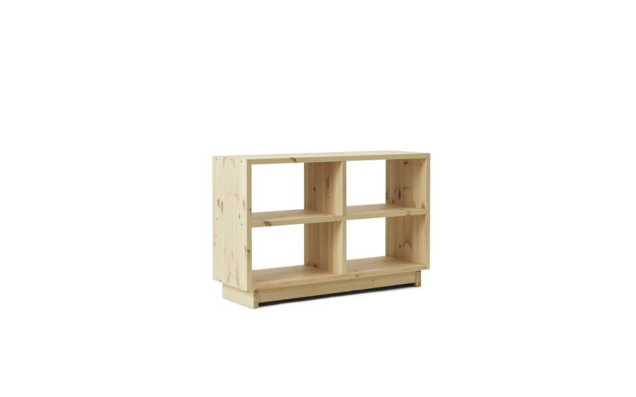 Minimalistická tredne vysoká knižnica Plank Bookcase z masívneho borovicového dreva prírodnej farby.