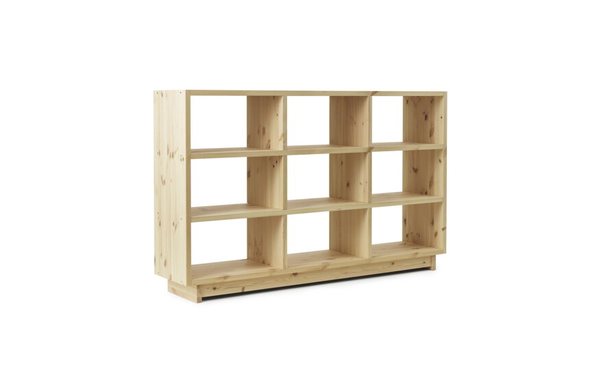 Minimalistická vysoká knižnica Plank Bookcase z masívneho borovicového dreva prírodnej farby.