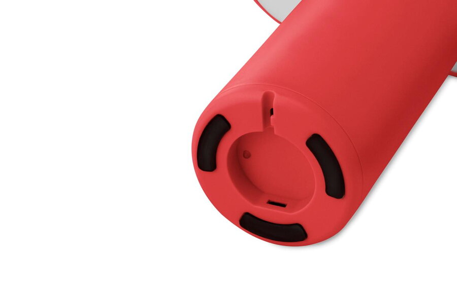 Detail na silikónový krúžok na spodnej časti červenej stolovej lampy