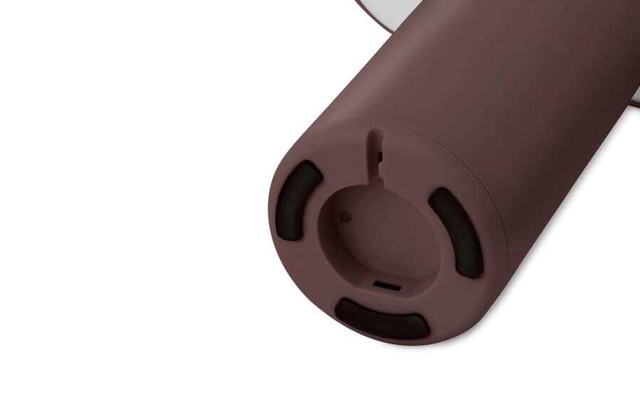 Detail na silikónový krúžok na spodnej časti červenej stolovej lampy
