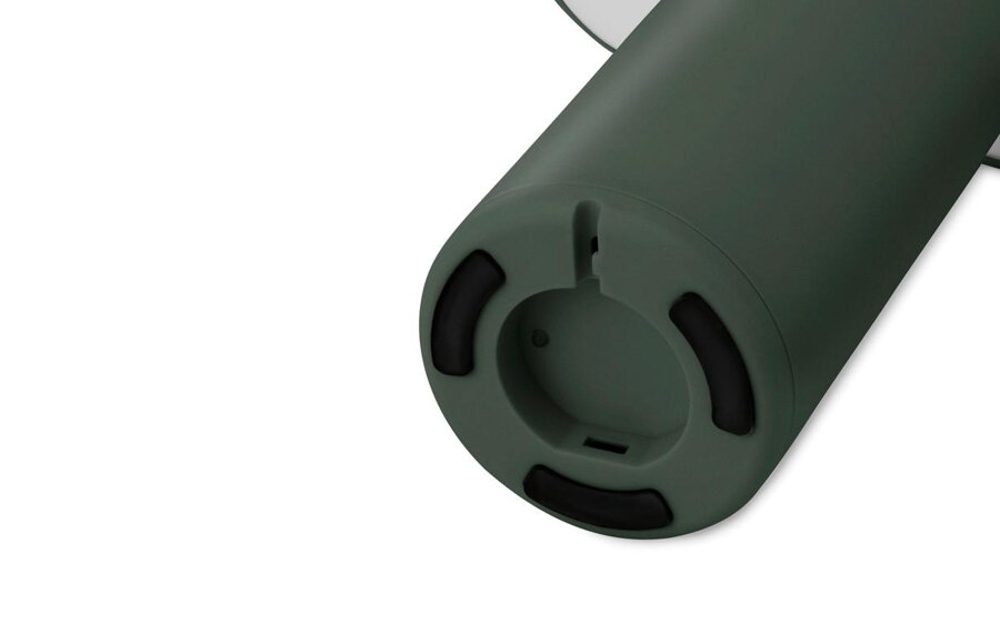 Detail na silikónový krúžok na spodnej časti červenej stolovej lampy