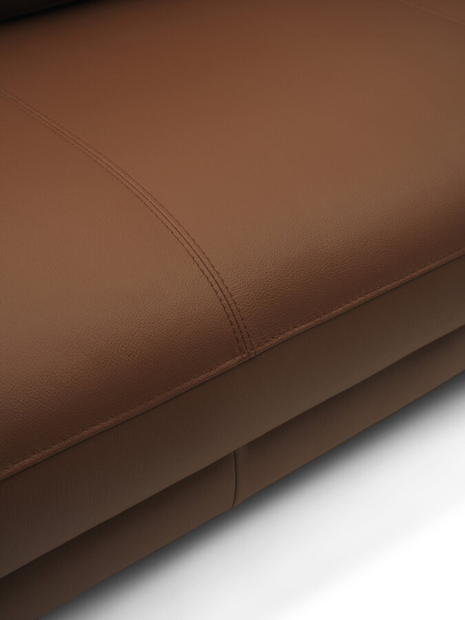 Detail kože Omaha v koňakovej farbe
