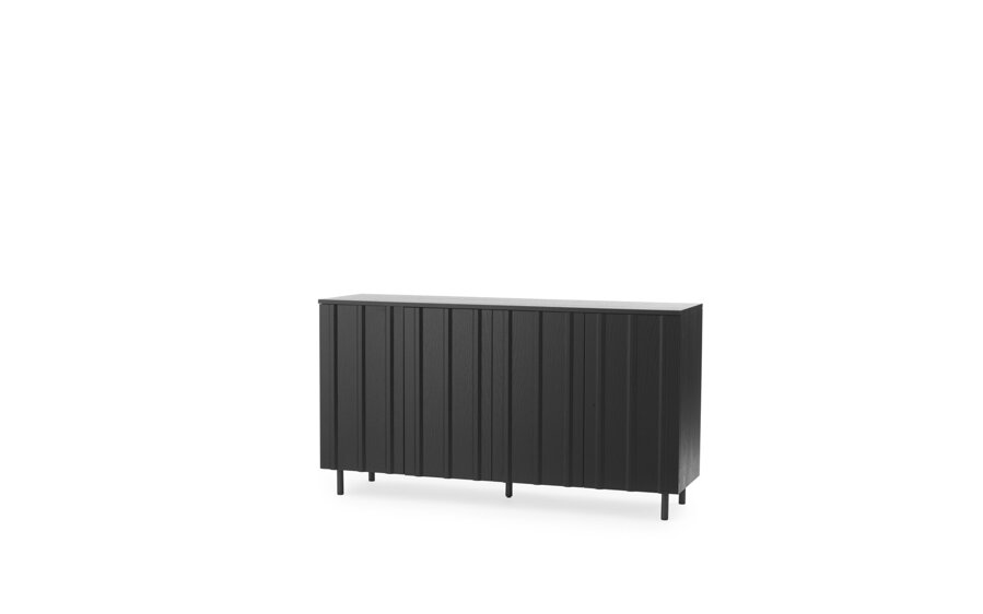 Komoda Rib z kombinácie lakovanej dubovej dyhy a masívneho dubu v čiernej farbe.