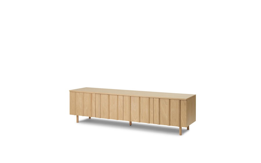 Minimalistická nízka komoda Rib z kombinácie lakovanej dubovej dyhy a masívneho dubu v prírodnej farbe.