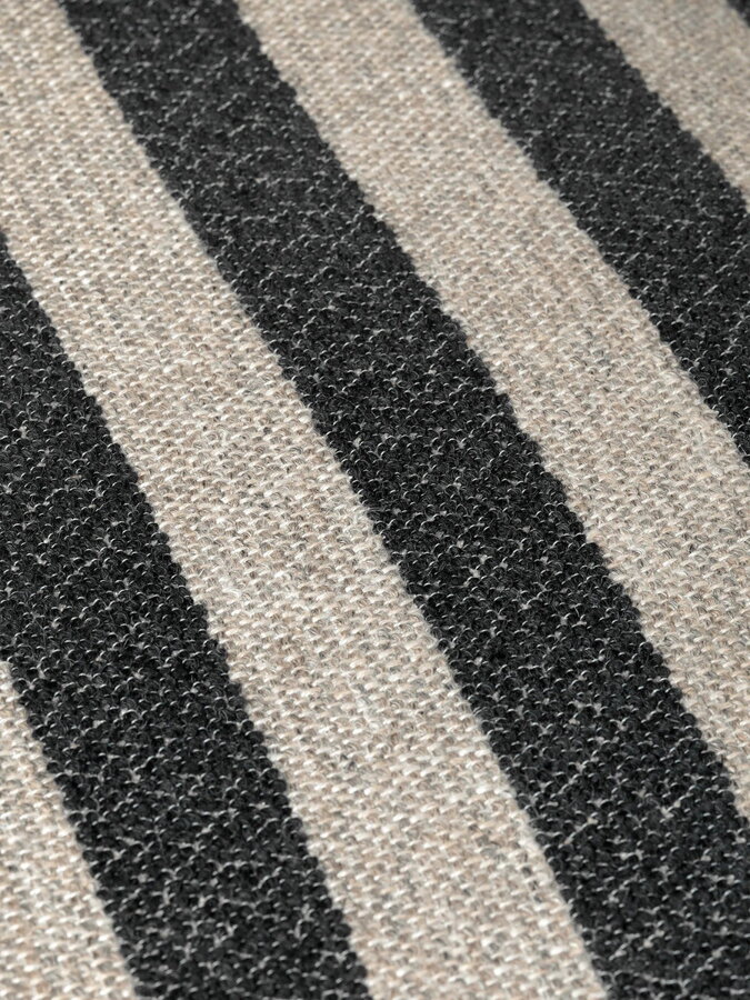 Detail na pruhovanú poťahovú látku čalúneného puf vo farbe piesková/čierna
