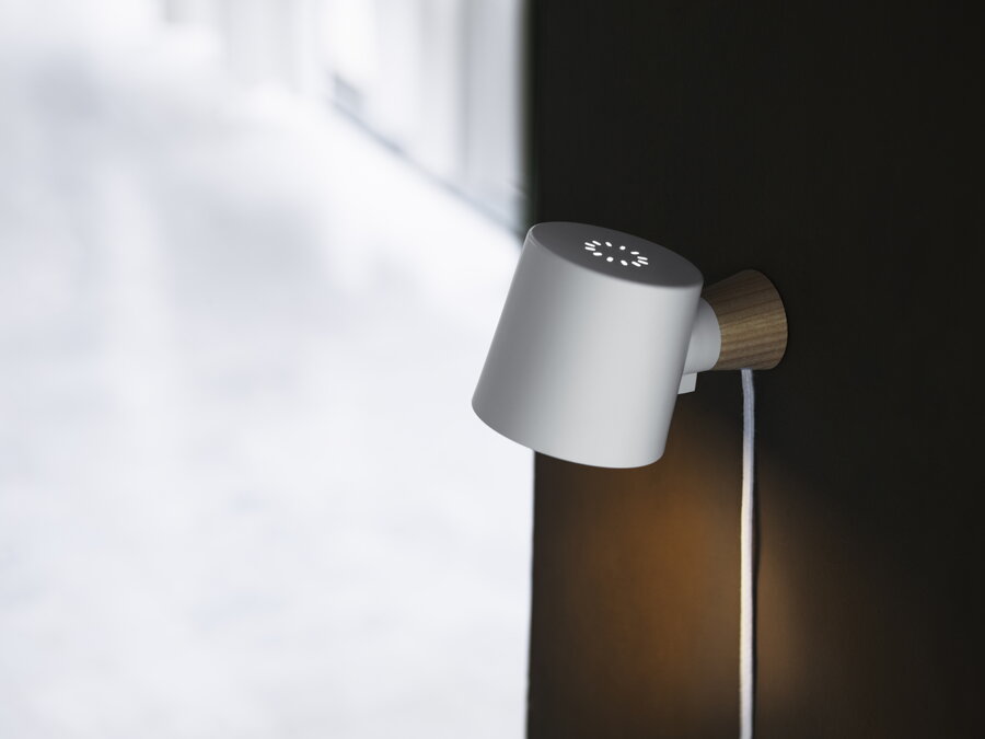 Minimalistická biela lampa z dreva a práškovaného kovu s káblom
