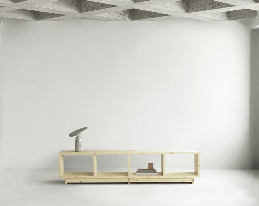 Minimalistická nízka knižnica Plank Bookcase z masívneho borovicového dreva prírodnej farby.