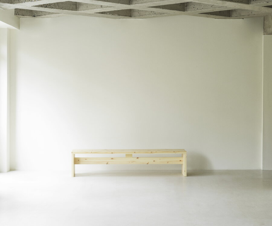 Minimalistická lavica Stretch s dĺžkou 200 cm z masívneho borovicového dreva prírodnej farby.
