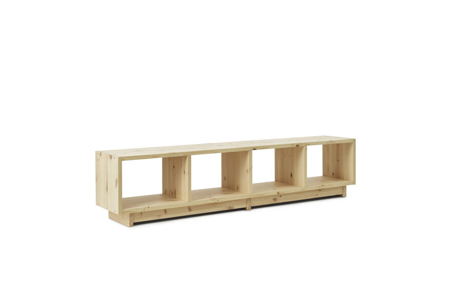 Nízka borovicová knižnica Plank Bookcase prírodnej farby so štyrmi samostatnými policami pre knihy.