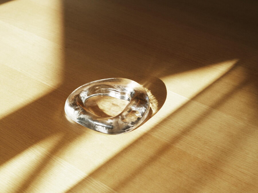 Svietnik Odd osvetlený slnečným lúčom.