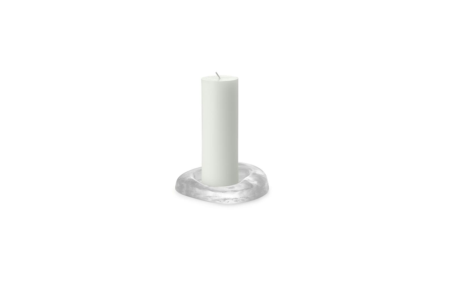 Sklenený svietnik Odd s okrúhlou sviečkou.