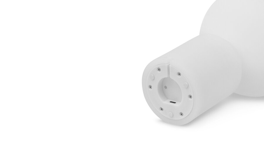 Lampa sa nabíja pomocou magnetického USB kábla.