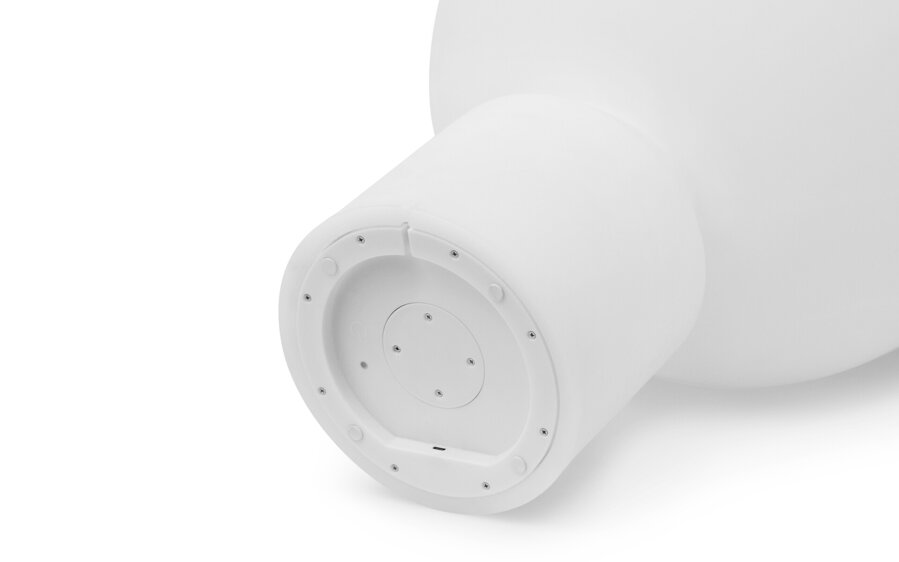 Lampa sa nabíja pomocou magnetického USB kábla. 