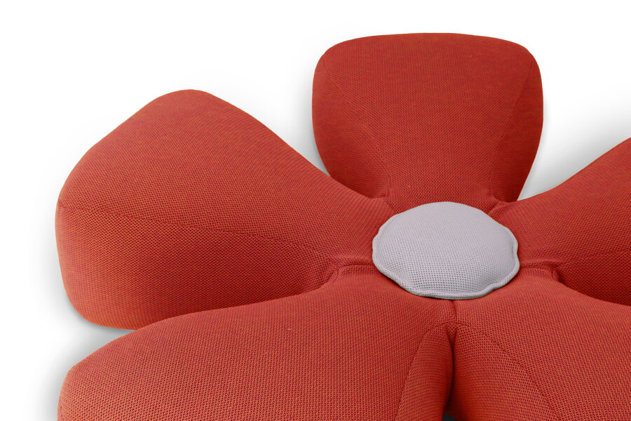Puf Flower s piestikom v kvalite látky 3D Agora a farebnom prevedení Coral.