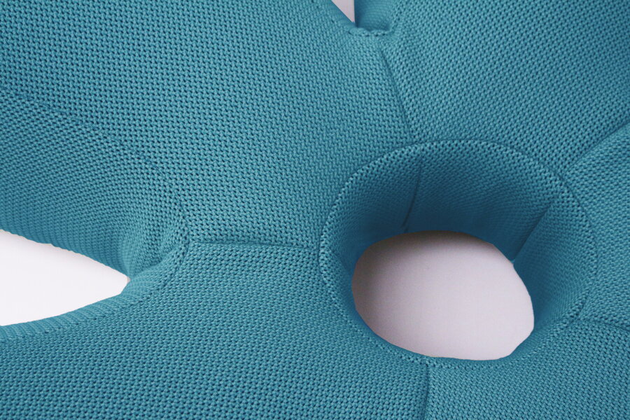 Puf Flower v kvalite látky 3D Agora a farebnom prevedení Blue.
