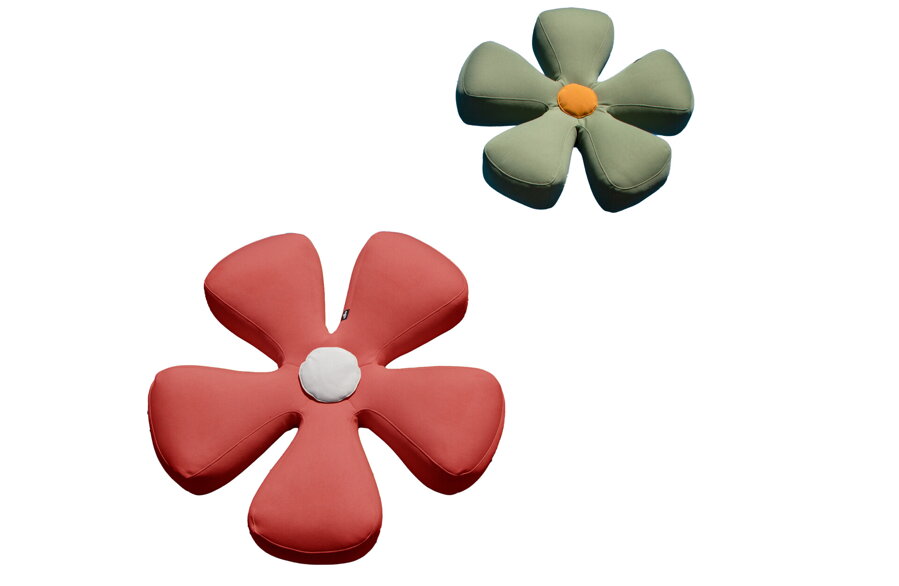 Červený a zelený puf Flower v tvare kvetu s bielym piestikom.