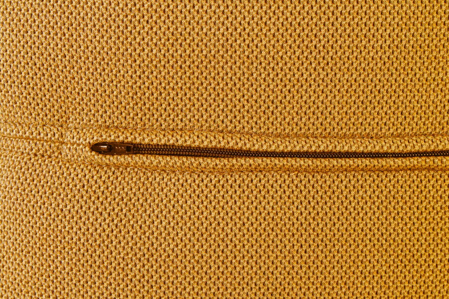 Detail na zips žltého čalúnenia pufu Pool.