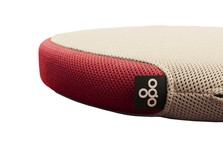 Poduška Dot Cushion v kvalite látky 3D Agora a farebnom prevedení Sand/Coral.