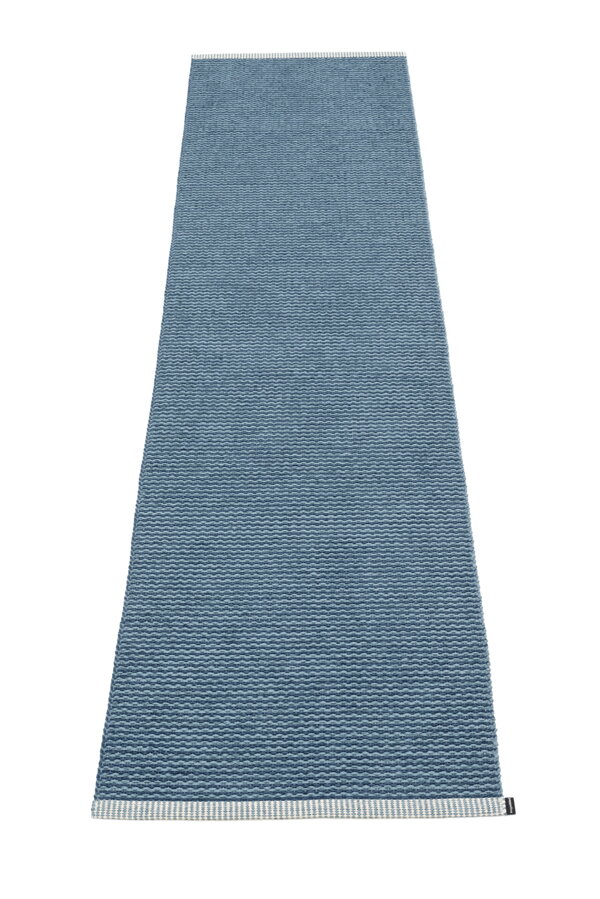 Odolný koberec MONO Ocean Blue/Dove Blue modrej farby vhodný do exteriéru.