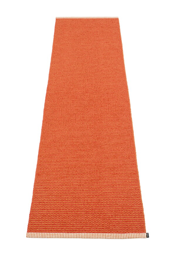 Odolný plastový koberec MONO Pale Orange/Coral Red oranžovej farby.