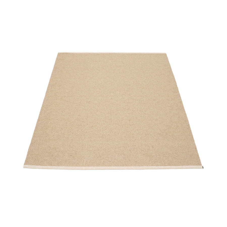 Odolný plastový koberec MONO Beige/Light Nougat béžovej farby.