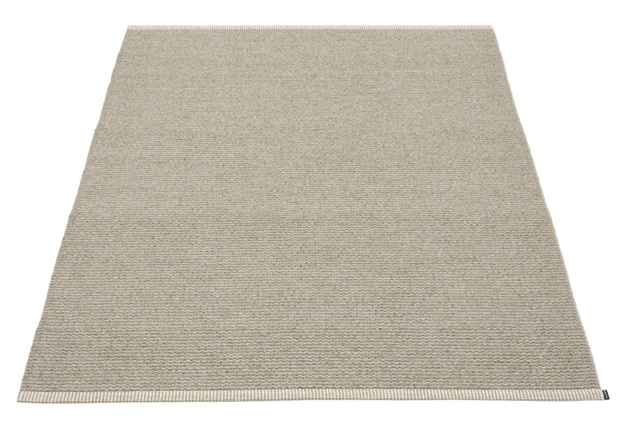 Odolný plastový koberec MONO Dark Linen/Linen tmavej ľanovej farby.
