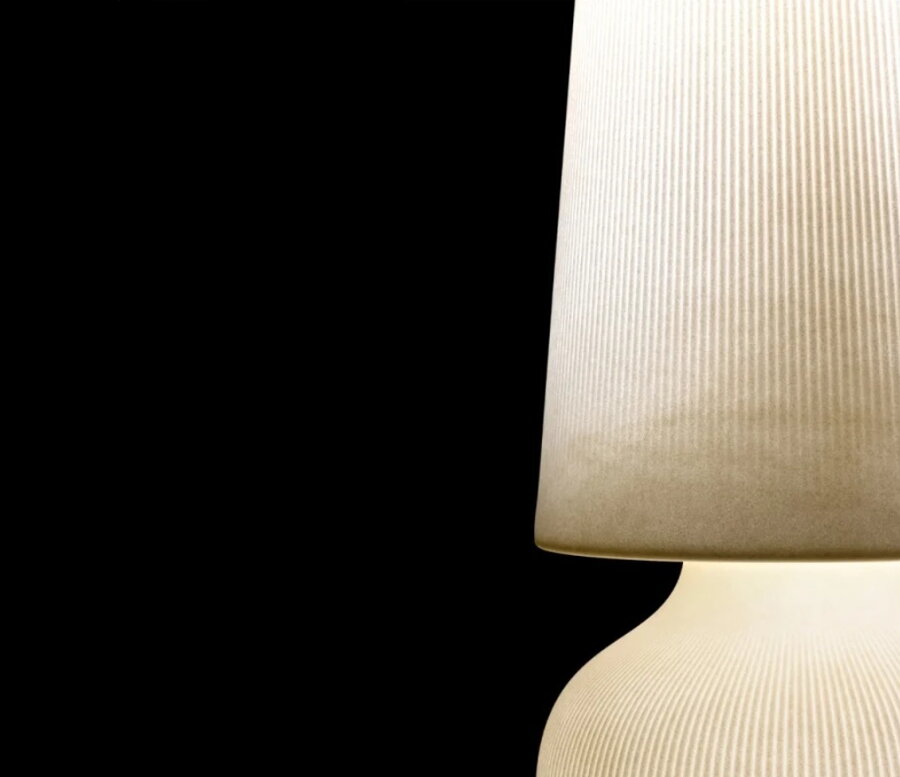Detail na pruhovaný povrch lampy Fade M