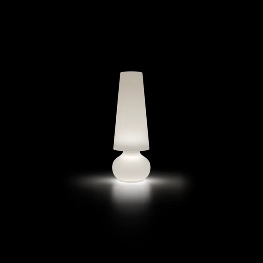 Zasvietená stredne veľká biela stojanová lampa Fade M na čiernom pozadí
