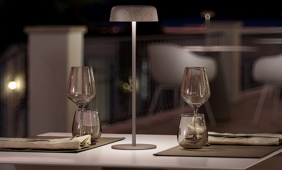 Stolová lampa Fade Metal na prestretom stole vo večernej atmosfére