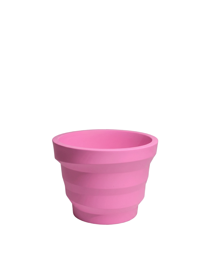 Kvetináč Rebelot Mini vo fuchsiovej farbe.