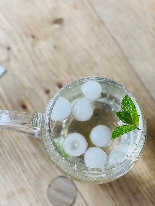 Ručne fúkaný malý pohár na pivo Slza s osviežujúcim nápojom