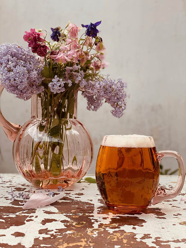 Veľký ručne fúkaný pohár na pivo Marie v ružovej farbe pri dizajnovej váze
