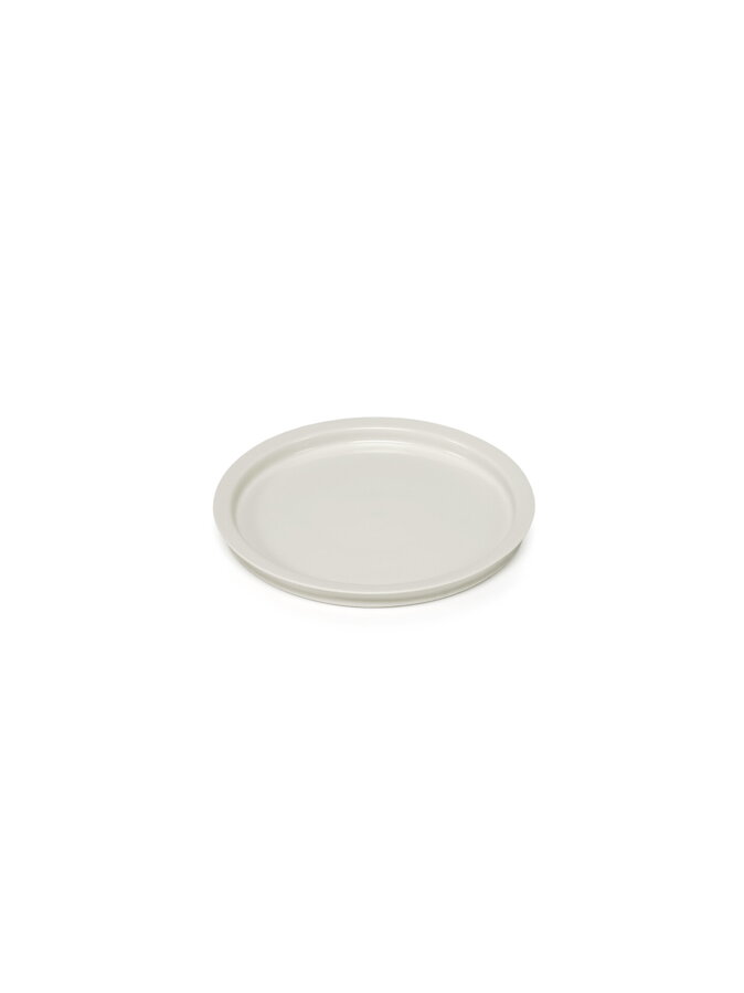 Malý plytký tanier Dune vyrobený z porcelánu v sivobielej farbe s kombináciou lesklej a matnej povrchovej úpravy