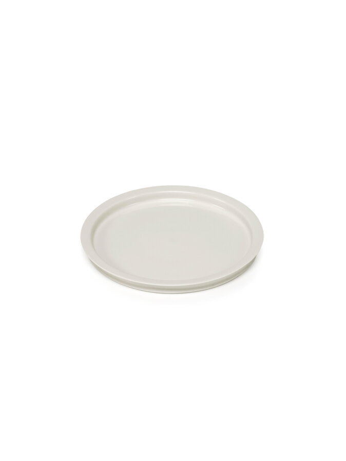 Stredný plytký tanier Dune vyrobený z porcelánu v sivobielej farbe s lesklým vnútrom a matným zovňajškom