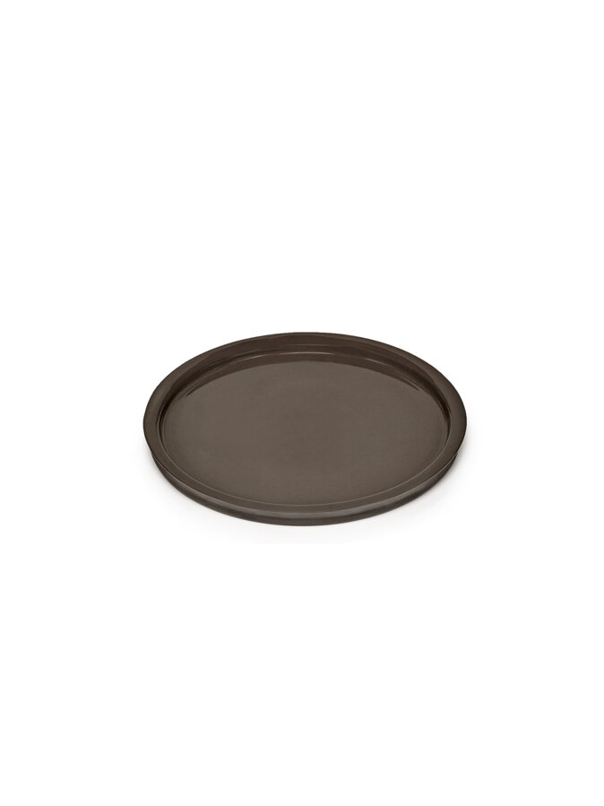 Stredný plytký tanier Dune vyrobený z porcelánu v sivohnedej farbe s lesklým vnútrom a matným zovňajškom