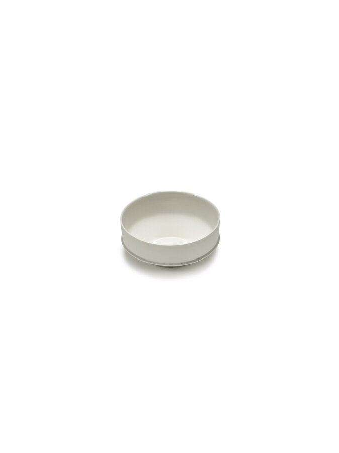 Plytká sivobiela miska Dune veľkosti XS vyrobená ručne z porcelánu s kombináciou lesklej a matnej povrchovej úpravy