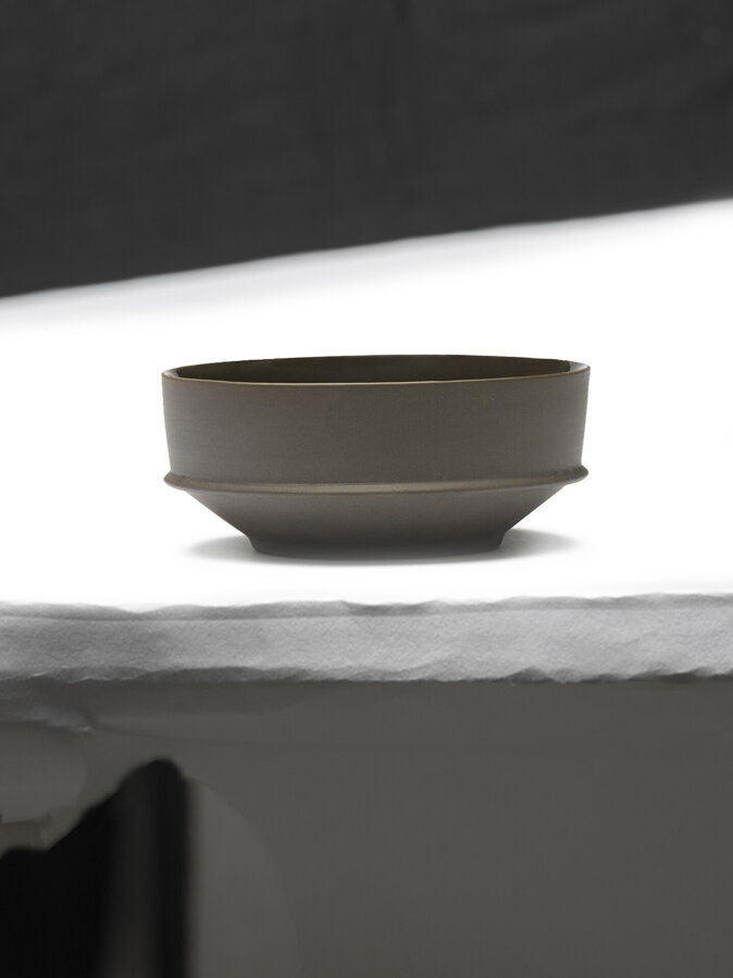 Extra malá miska Dune ručne vyrobená z porcelánu v sivohnedej farbe s kombináciou lesklej a matnej povrchovej úpravy