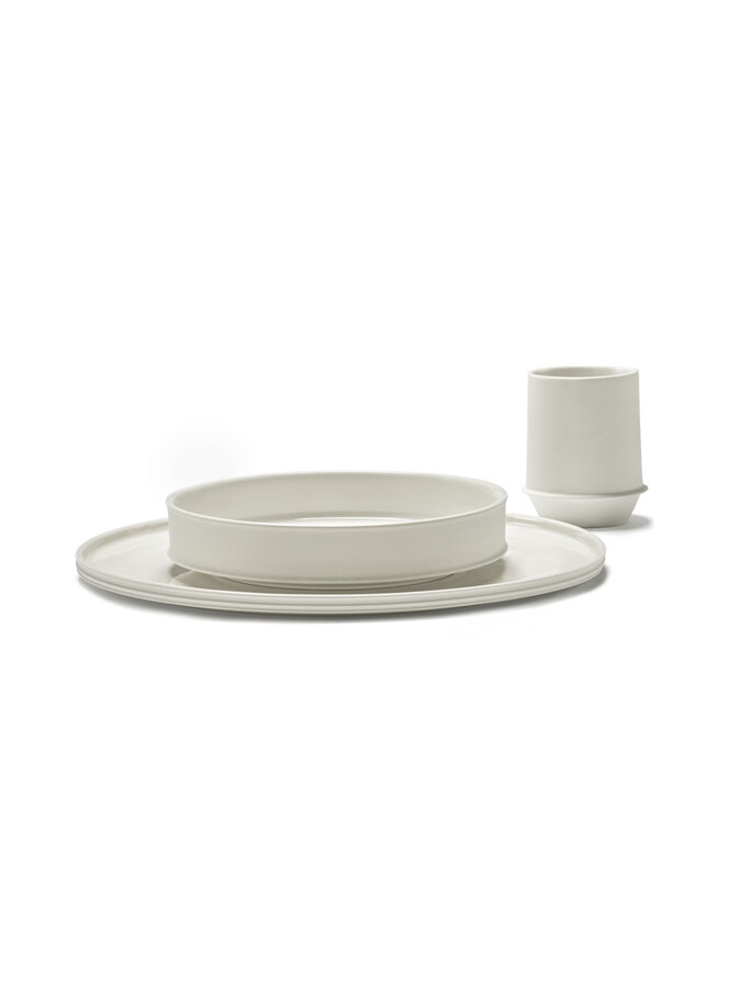 Stredne veľká miska, plytký tanier a pohár z porcelánu v sivobielej farbe