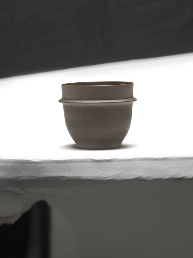 Sivohnedá porcelánová šálka na espresso Dune s kombináciou lesklej a matnej povrchovej úpravy