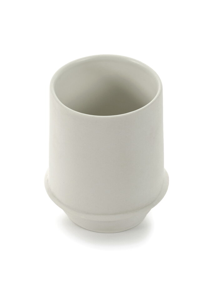 Ručne vyrobený sivobiely hrnček z porcelánu s kombináciou lesklej a matnej povrchovej úpravy