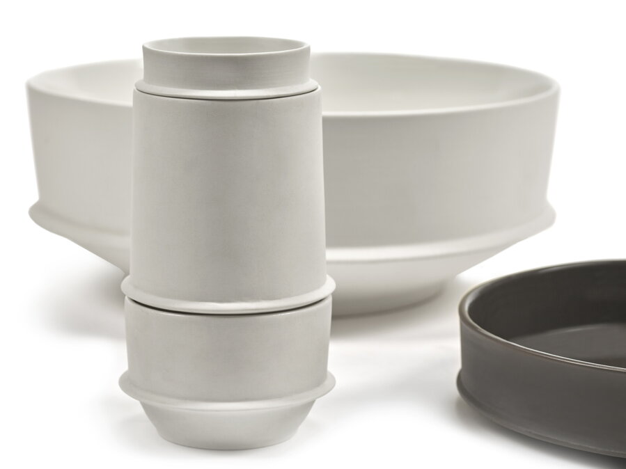 Misky, hrnček a šálka na kávu z porcelánu v sivobielej a sivohnedej farbe