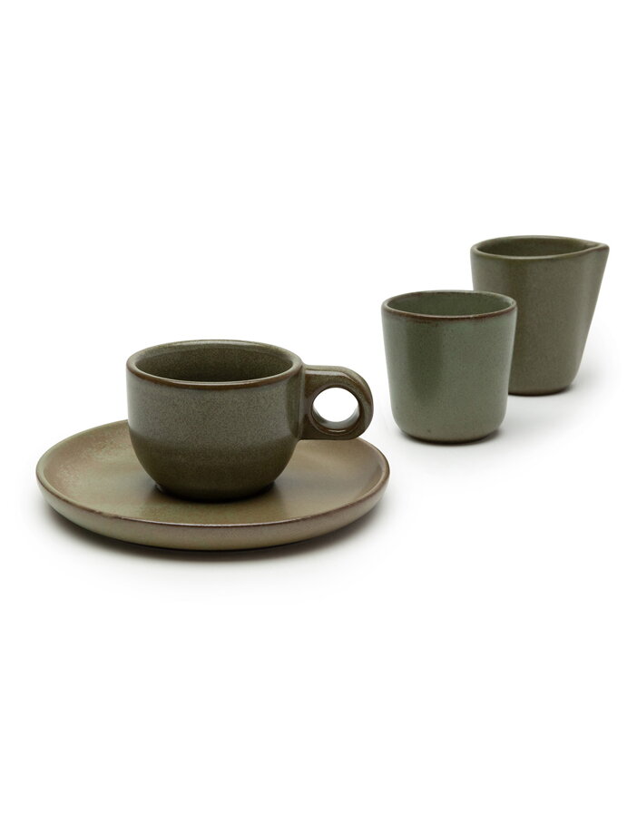 Šálka na espresso s podšálkou umiestnená pred šálkou na ristretto a mliekovkou v camo zelenej farbe s matnou glazúrou