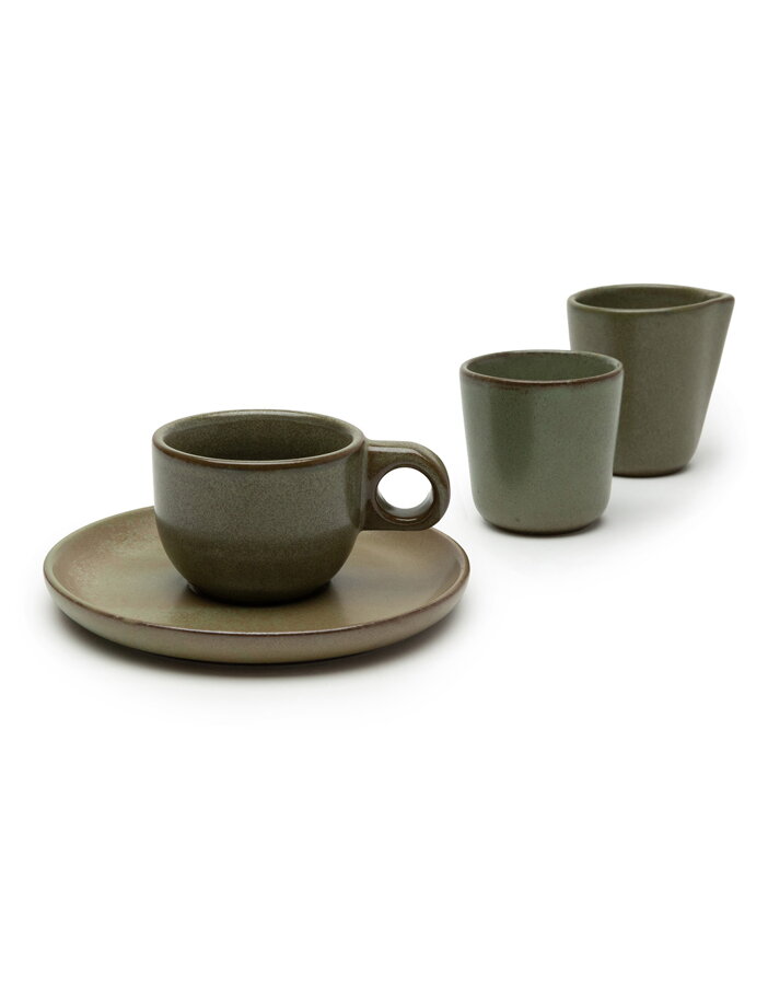 Šálka na espresso umiestnená pred šálkou na ristretto a mliekovkou v camo zelenej farbe