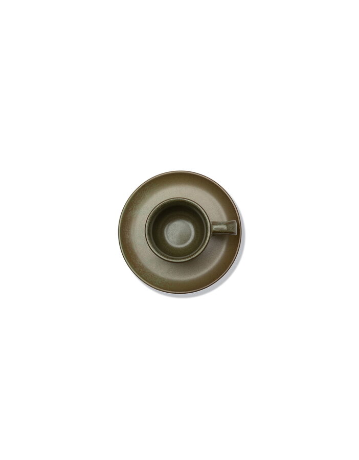 Pohľad zhora dno šálky na espresso s podšálkou v camo zelenej farbe