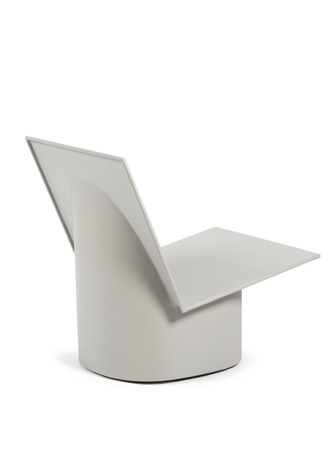 Pohľad z boku na záhradné kreslo Valerie Lounge Chair z ručne maľovanej práškovanej ocele sivej farby.