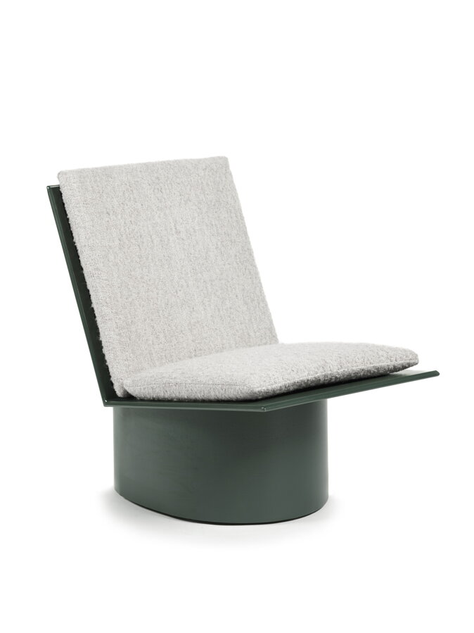 Zelené kovové záhradné kreslo Valerie Lounge Chair so sivou čalúnenou poduškou.
