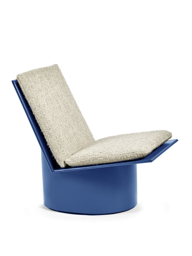 Modré záhradné kreslo Valerie Lounge Chair z ručne maľovanej práškovanej ocele.
