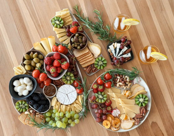 Charcuterie board – Návod na dokonalé obložené misy Charcuterie board – Návod na dokonalé obložené misy